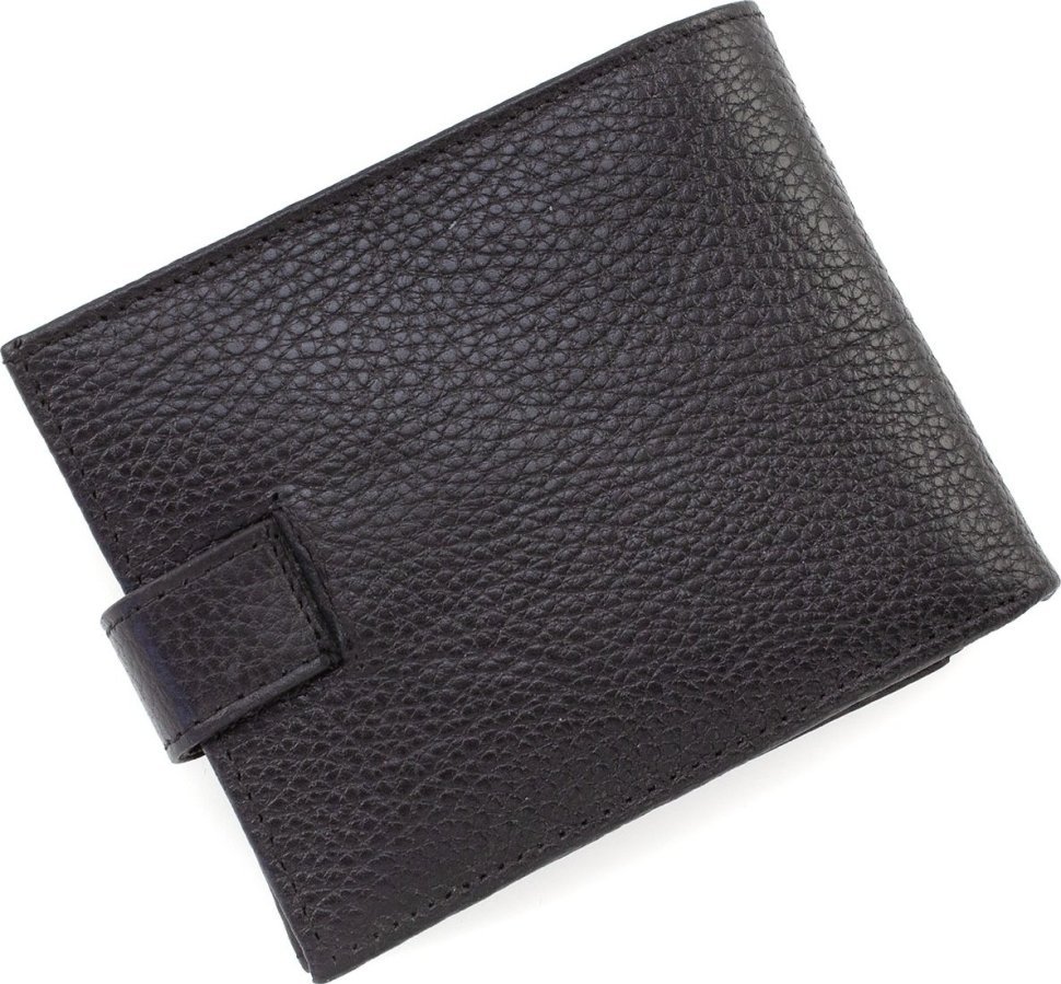 Черное мужское портмоне из зернистой кожи с хлястиком на кнопке KARYA (21757)