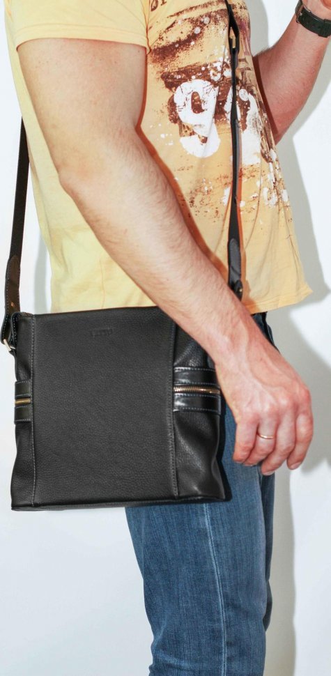 Мужская сумка через плечо черного цвета VATTO (12042)