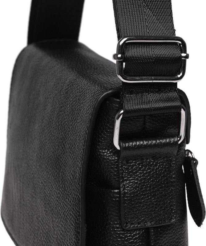 Практичная мужская кожаная сумка в черном цвете с фиксацией на клапан Keizer (21357)