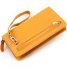 Кожаный женский кошелек-клатч оранжевого цвета с кистевым ремешком Karya 67503 - 4