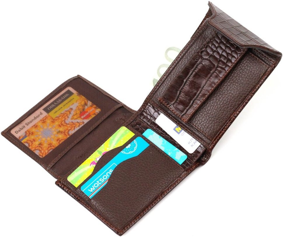 Мужское портмоне коричневого цвета из натуральной кожи с тиснением под крокодила на кнопке BOND (2421990)