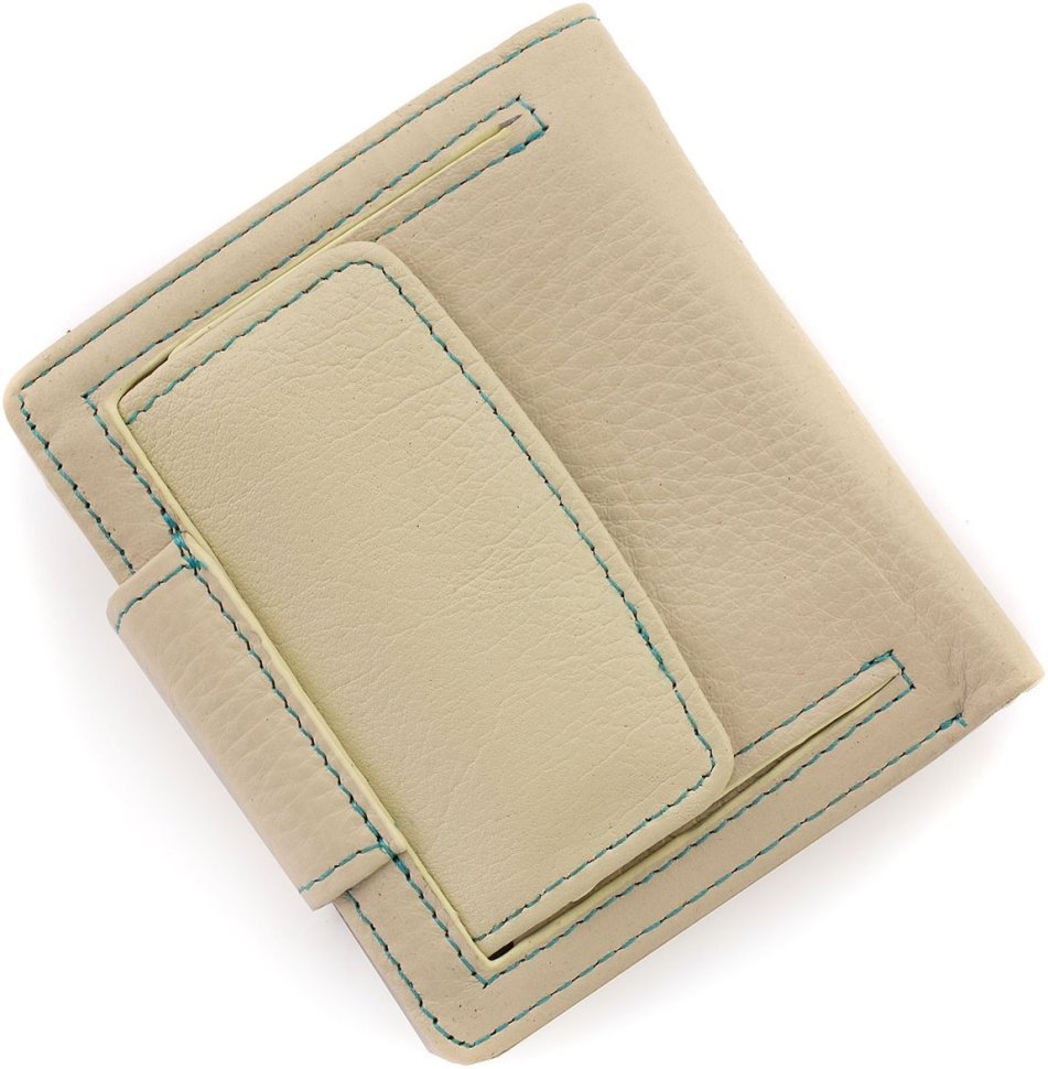Женский кошелек из натуральной кожи молочного цвета с хлястиком на магните ST Leather 1767307