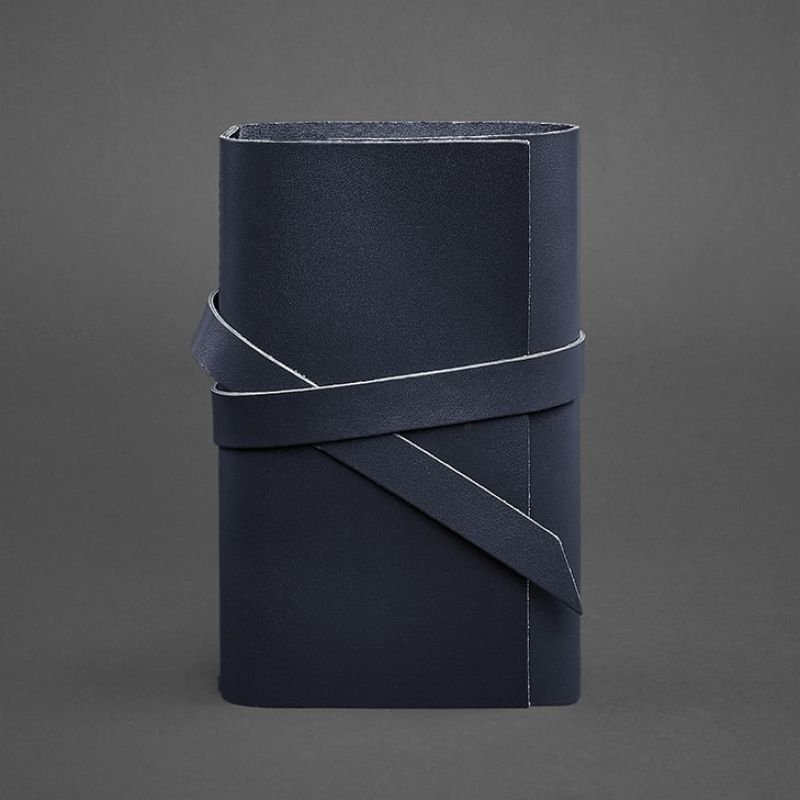 Кожаный блокнот (Софт-бук) темно-синего цвета с хлястиком - BlankNote (42013)