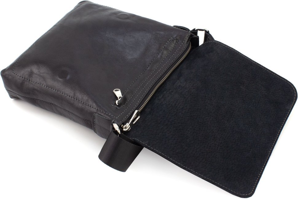 Мужская кожаная сумка-планшет черного цвета с клапаном на магнитах Grande Pelle 67813