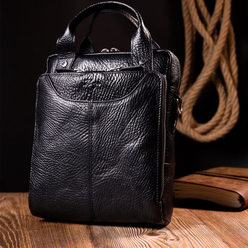 Кожаная вертикальная мужская сумка черного цвета с ручками KARYA (2420900)