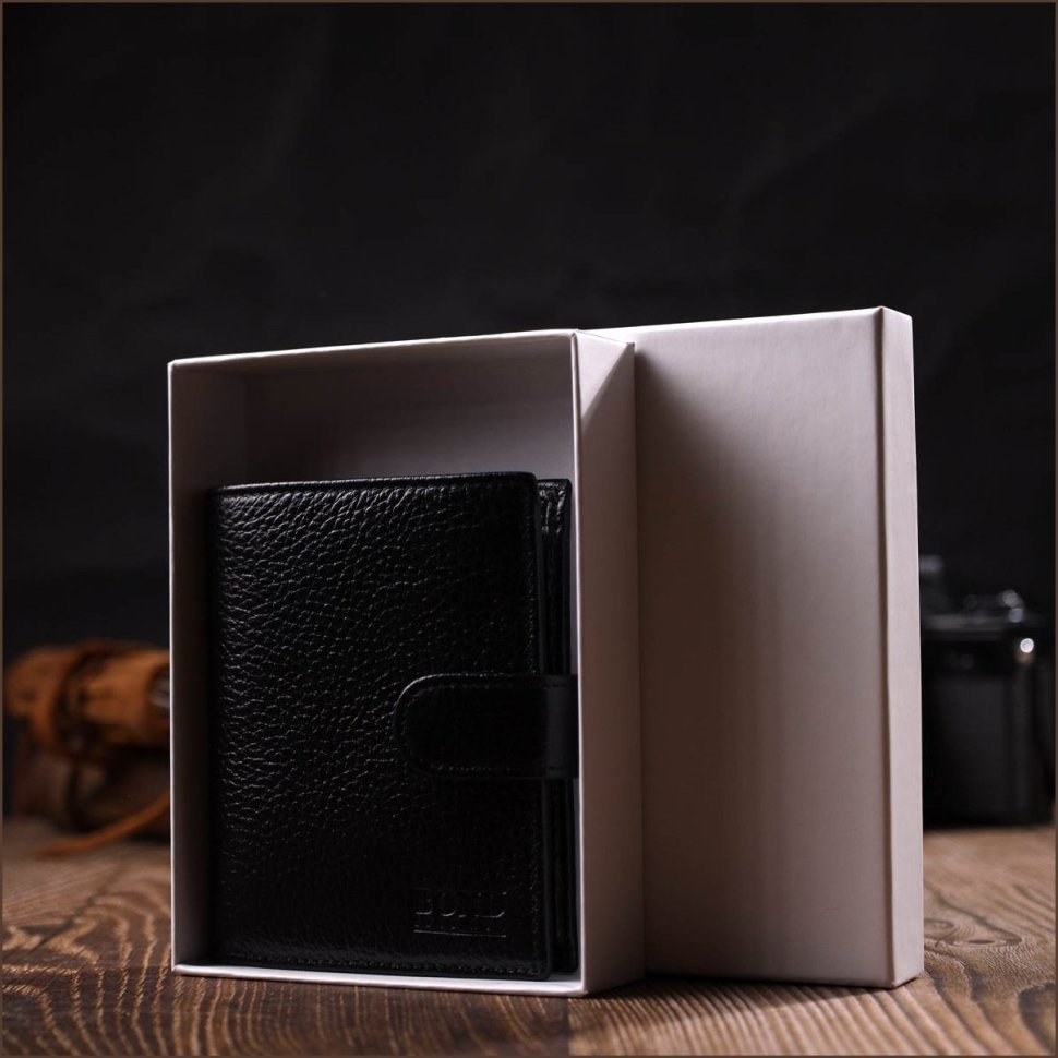 Черное компактное мужское портмоне из натуральной кожи флотар с хлястиком на кнопке BOND (2422005)