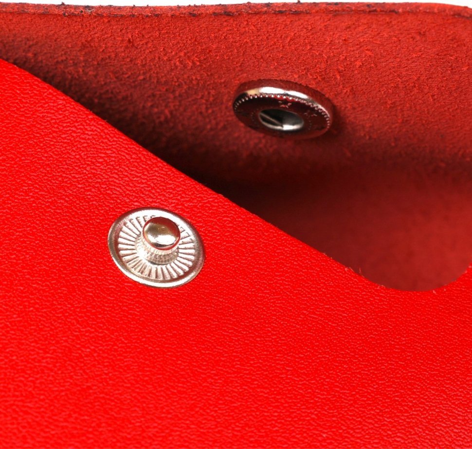 Женская кожаная тревел-косметичка красного цвета с клапаном на кнопках Shvigel (2416421)