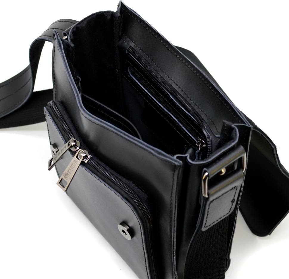 Плечевая мужская сумка классического типа из натуральной черной кожи TARWA (19869)