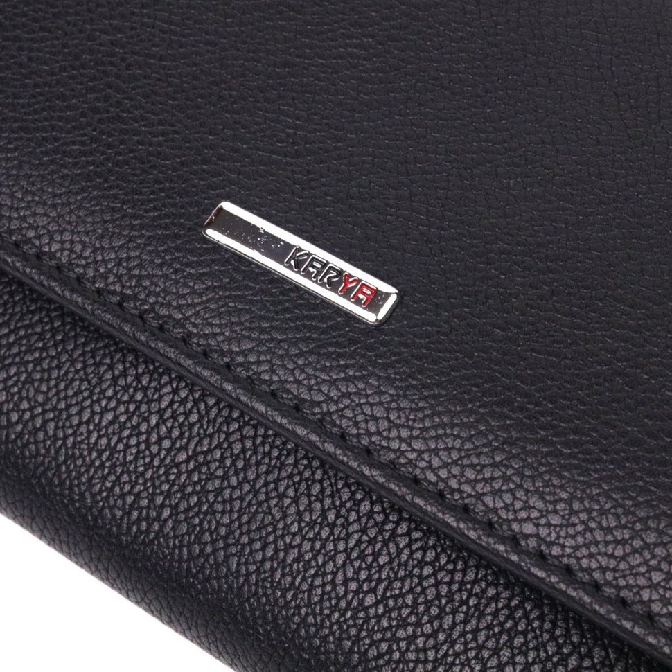 Вместительный женский кожаный кошелек черного цвета с клапаном на кнопке KARYA (2421336)