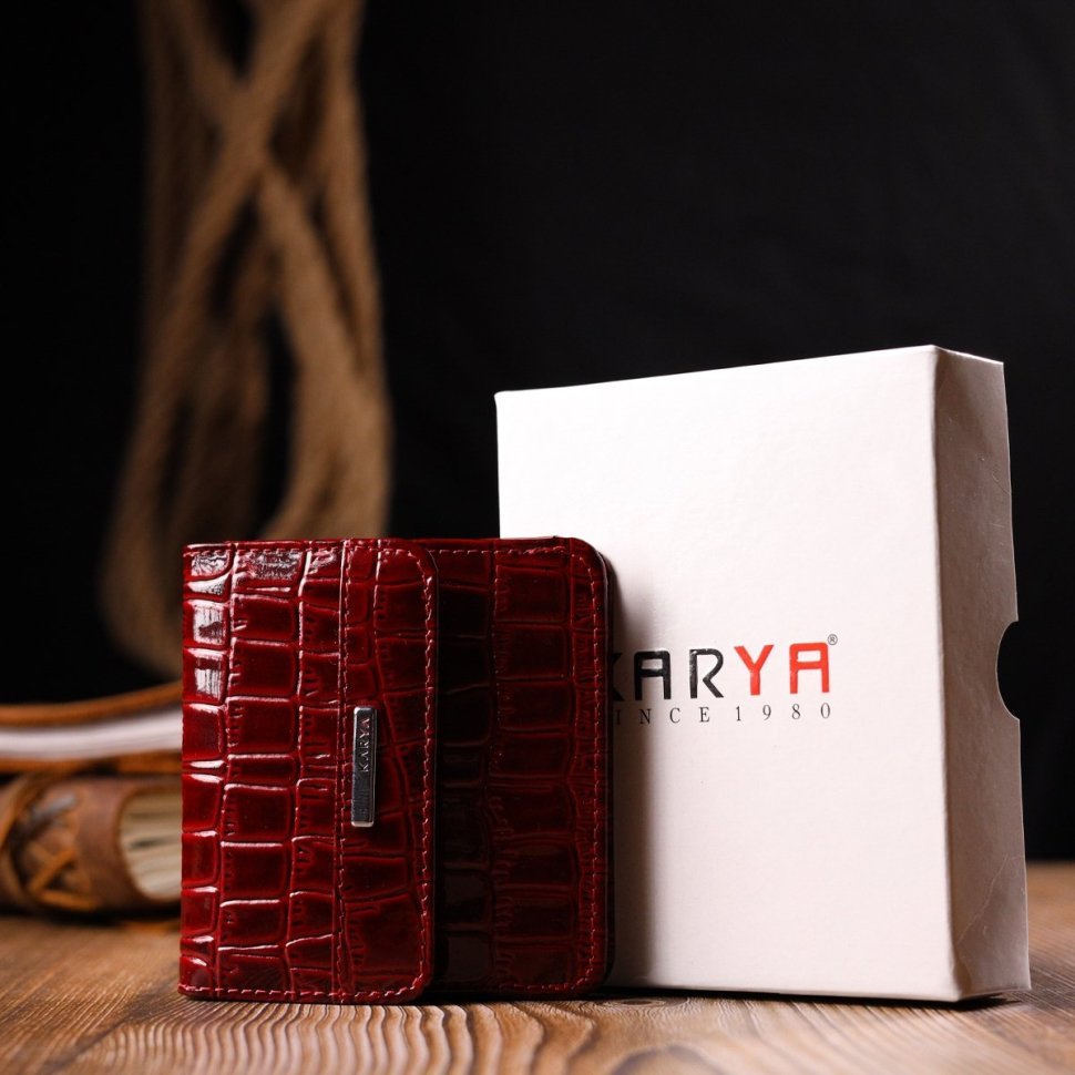 Красный женский кошелек небольшого размера из натуральной лаковой кожи с тиснением под крокодила KARYA (2421123)