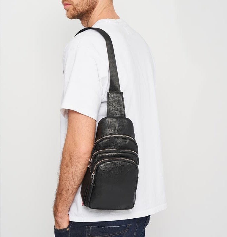 Удобная мужская сумка-слинг из фактурной кожи черного цвета Keizer (56242)