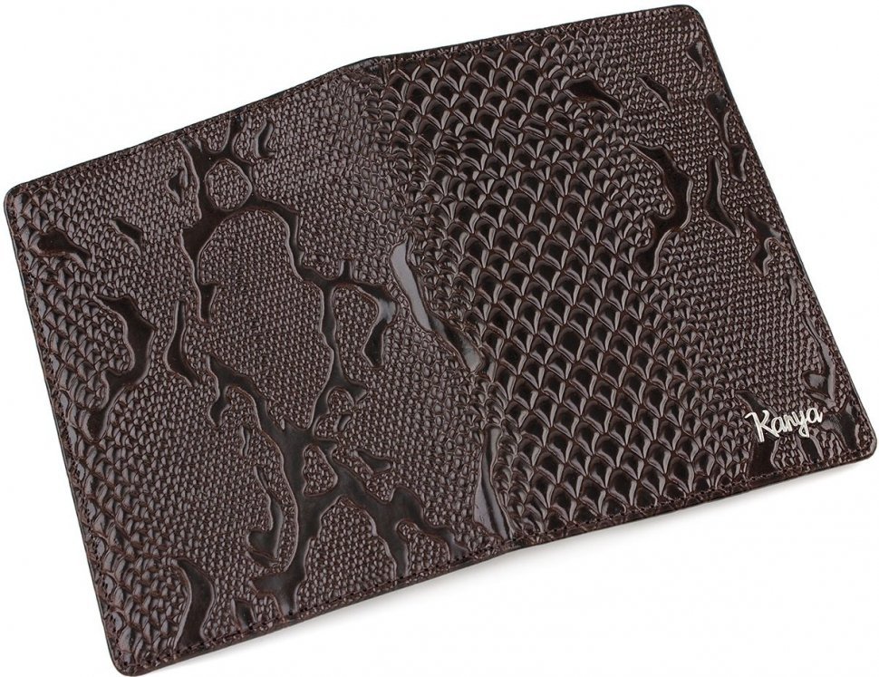Обложка для паспорта из лаковой кожи в темно-коричневом цвете KARYA (092-015)