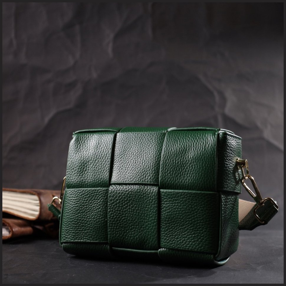 Компактная женская сумка натуральной плетеной кожи зеленого цвета Vintage 2422312