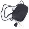 Черная женская сумка-кроссбоди из фактурной кожи с ремешком через плечо KARYA 69778 - 4