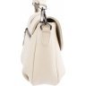 Женская белая сумка-кроссбоди из фактурной кожи на клапане с магнитом Desisan (19167) - 4