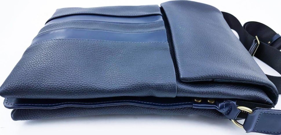 Сумка планшет кожаная синего цвета с плечевым ремнем и ручкой VATTO (11829)