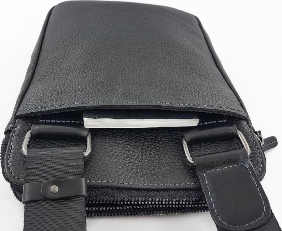 Мужская наплечная сумка черного цвета VATTO (12130)