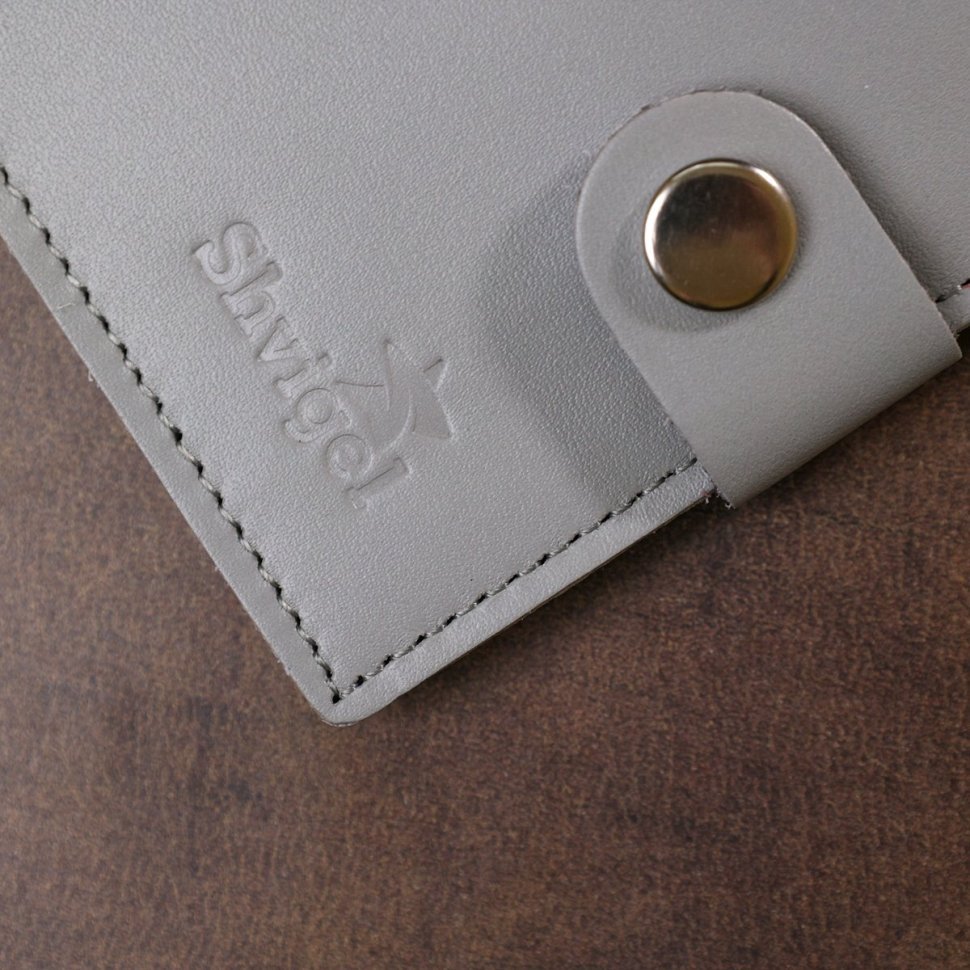 Серое практичное портмоне из гладкой кожи с фиксацией на кнопку Shvigel (2416514)