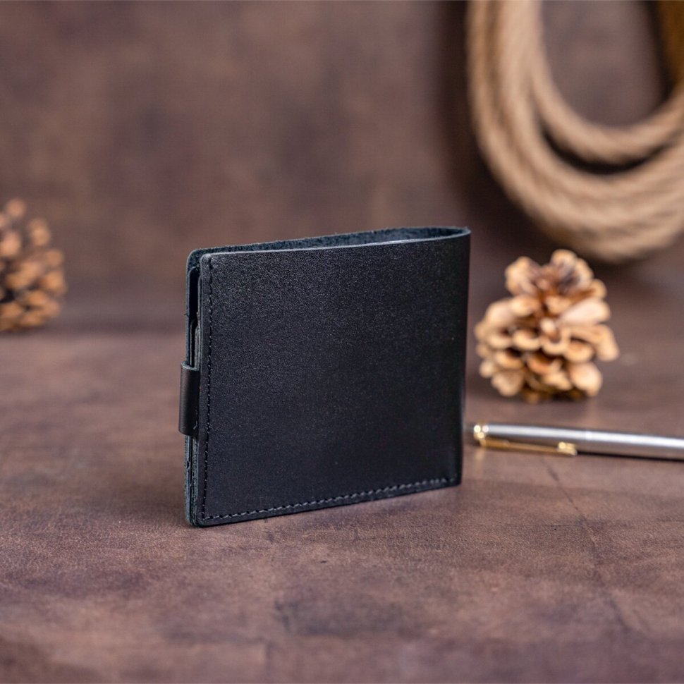 Кожаное мужское портмоне черного цвета с хлястиком на кнопке SHVIGEL (2416211)