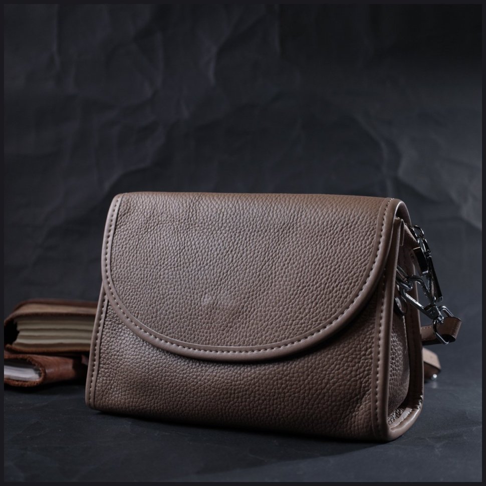 Маленькая женская кожаная сумка-кроссбоди бежевого цвета с клапаном Vintage 2422257