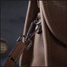 Маленькая женская кожаная сумка-кроссбоди бежевого цвета с клапаном Vintage 2422257 - 10