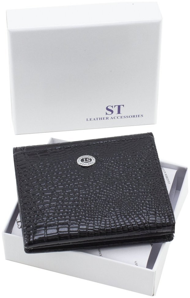 Компактний жіночий гаманець чорного кольору з лакової шкіри під рептилію ST Leather 70800
