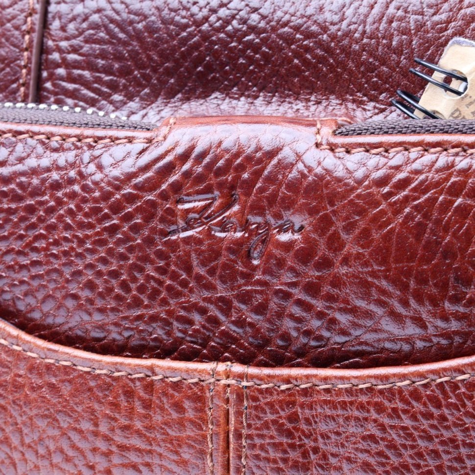 Вертикальна чоловіча сумка із фактурної шкіри коричневого кольору з ручками KARYA (2420886)