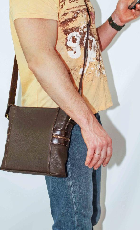 Наплечная мужская сумка коричневого цвета VATTO (12041)