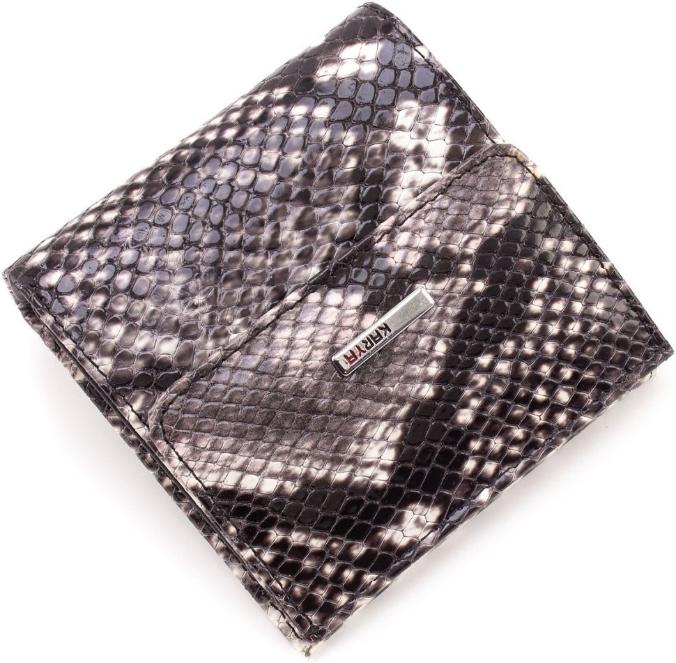 Чорно-білий жіночий гаманець із натуральної лакованої шкіри під змію Karya 67500