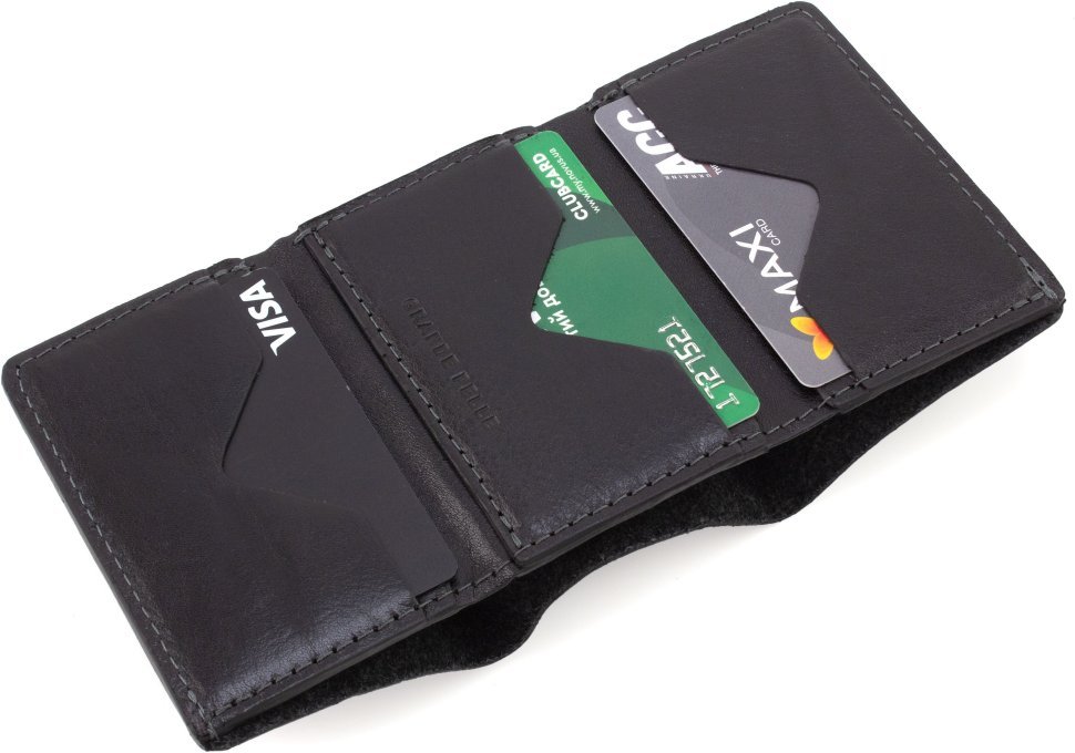 Мініатюрний гаманець із натуральної чорної шкіри з хлястиком на магніті Grande Pelle 67800