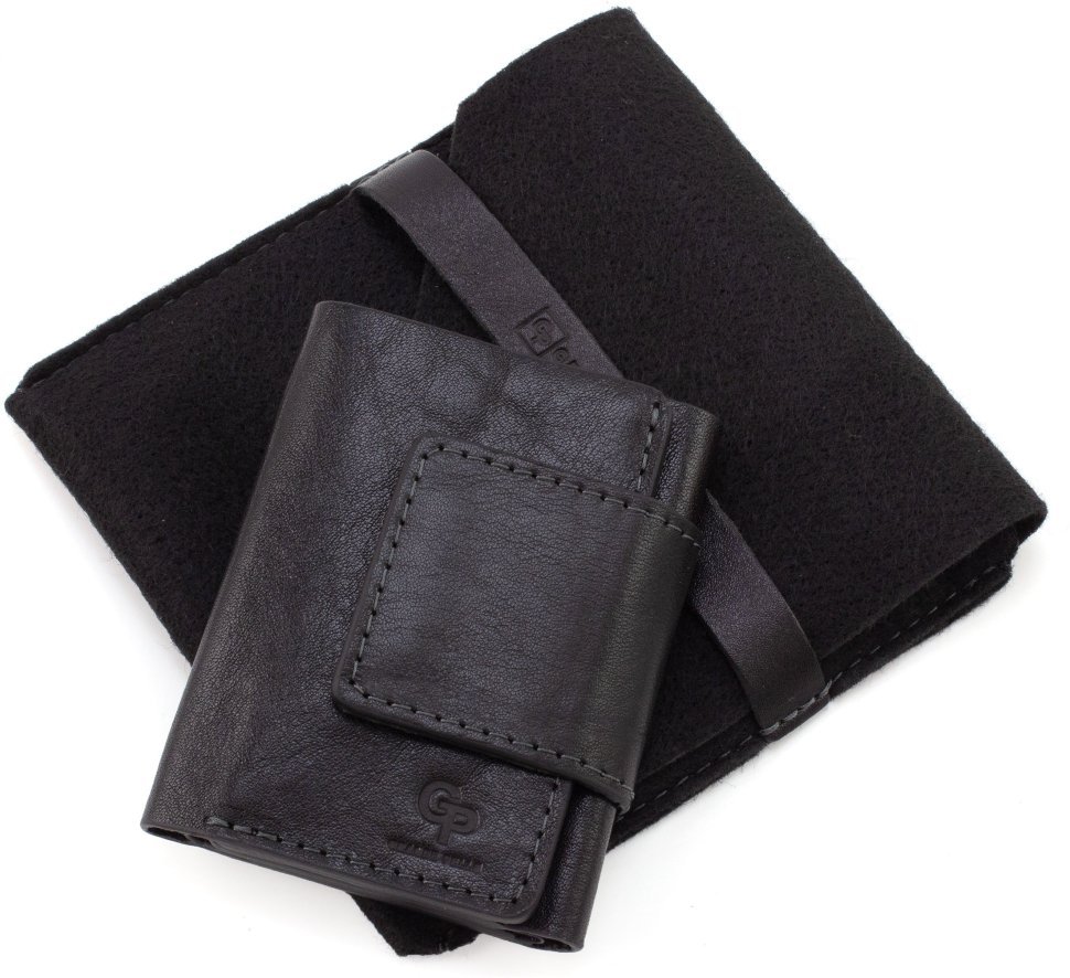Миниатюрный кошелек из натуральной черной кожи с хлястиком на магните Grande Pelle 67800