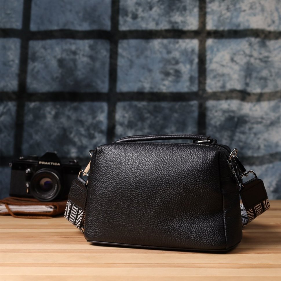 Компактна жіноча сумка з фактурної шкіри на два відділення Vintage 98200 чорного кольору фото №10 Компактна жіноча сумка з фактурної шкіри на два відділення Vintage 98200 чорного кольору modnotak фото №10