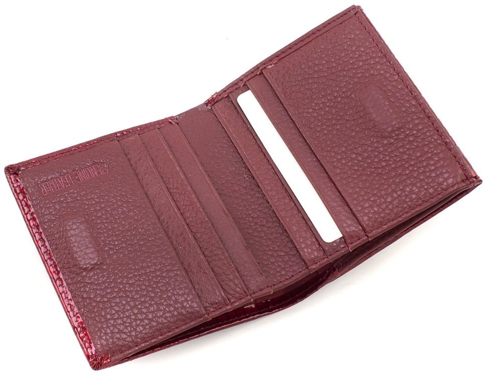 Невеликий лаковий жіночий гаманець червоного кольору з натуральної шкіри під рептилію ST Leather 70801