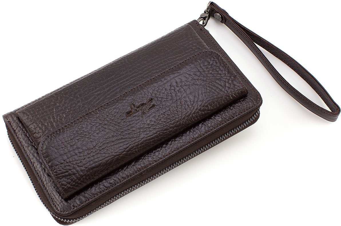 Кожаный кошелек-клатч темно-коричневого цвета с выраженной фактурой KARYA (19970)