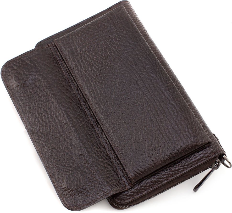 Шкіряний гаманець-клатч темно-коричневого кольору з вираженою фактурою KARYA (19970)