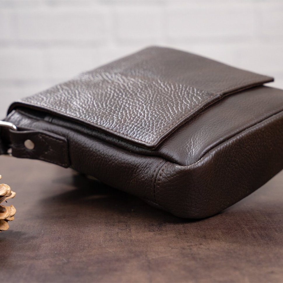Чоловіча шкіряна сумка-планшет темно-коричневого кольору у вертикальному форматі SHVIGEL (00977)