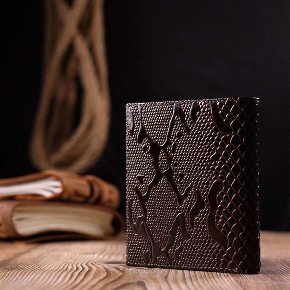 Лаковий жіночий гаманець на магніті з натуральної коричневої шкіри з тисненням під змію KARYA (2421187)