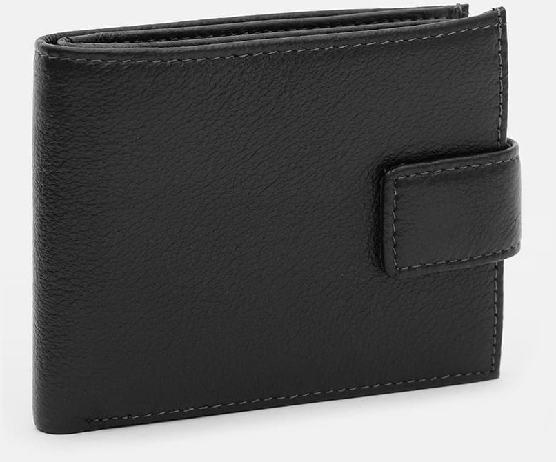 Чоловічий шкіряний портмоне чорного кольору з хлястиком на кнопці Ricco Grande 65001