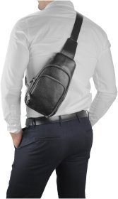 Шкіряний чоловічий вертикальний слінг-рюкзак чорного кольору Tiding Bag 77501