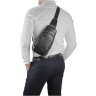 Кожаный мужской вертикальный слинг-рюкзак черного цвета Tiding Bag 77501 - 2