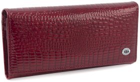 Просторный женский кошелек красного цвета из лаковой кожи под рептилию ST Leather 70802