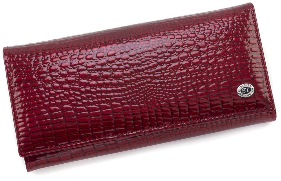 Просторный женский кошелек красного цвета из лаковой кожи под рептилию ST Leather 70802