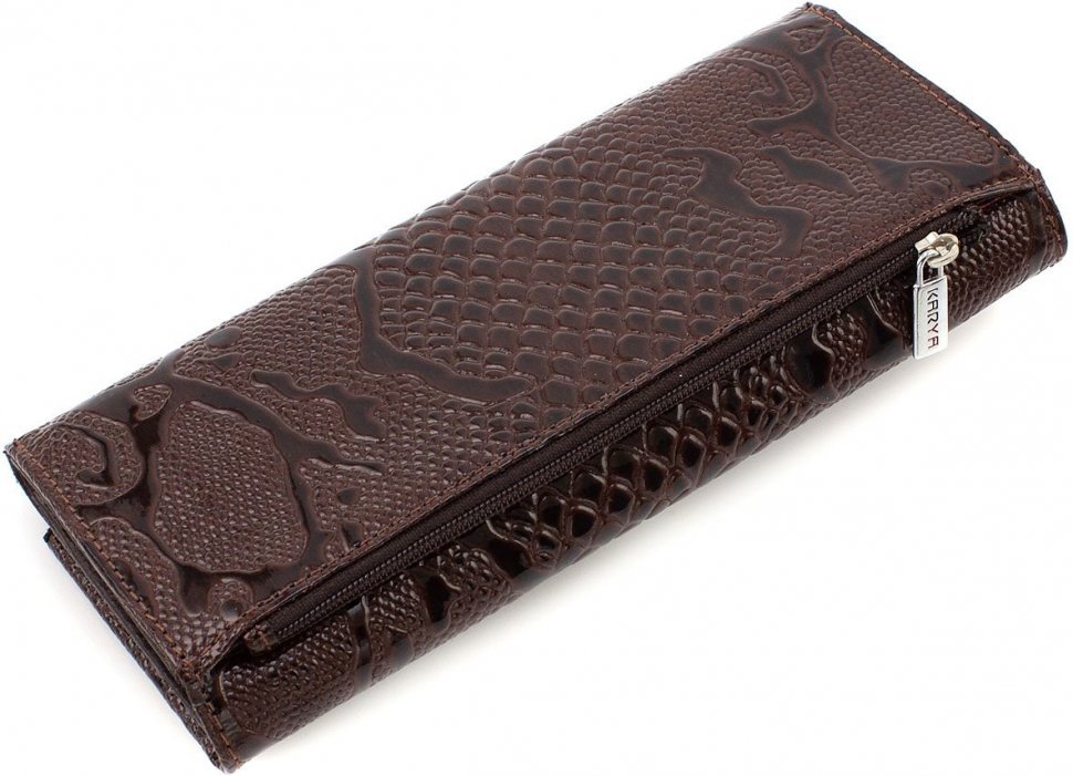 Коричневий класичний жіночий гаманець з лакової шкіри з тисненням під змію KARYA (19012)