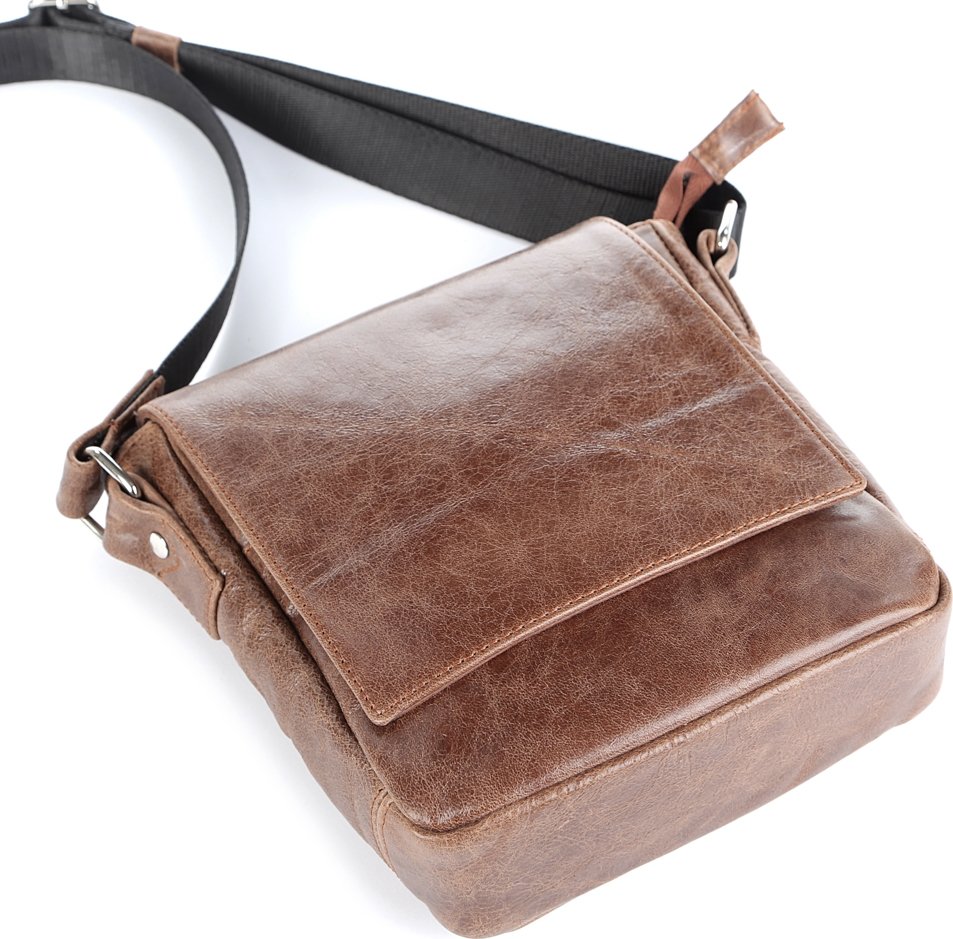 Наплечная сумка небольшого размера из коричневой кожи с фиксацией на клапан SHVIGEL (00978)