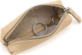 Женская ключница из качественной натуральной кожи бежевого цвета на змейке Grande Pelle (59102)