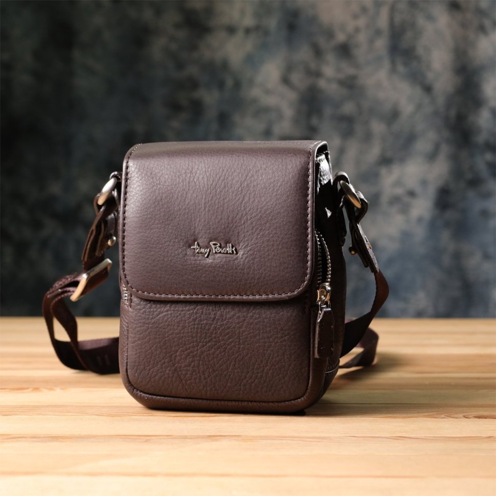 Небольшая кожаная мужская сумка с клапаном из мягкой натуральной кожи коричневого цвета Tony Perotti 103303 фото №9 Небольшая кожаная мужская сумка с клапаном из мягкой натуральной кожи коричневого цвета Tony Perotti 103303 modnotak фото №9