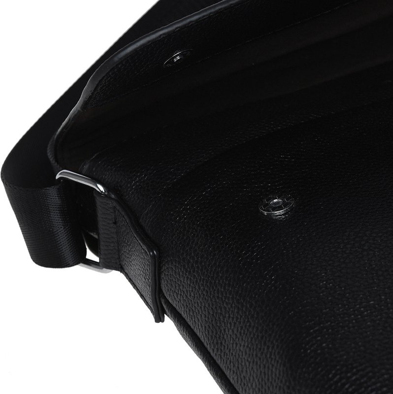 Практичная мужская кожаная сумка в черном цвете с фиксацией на клапан Keizer (21357)