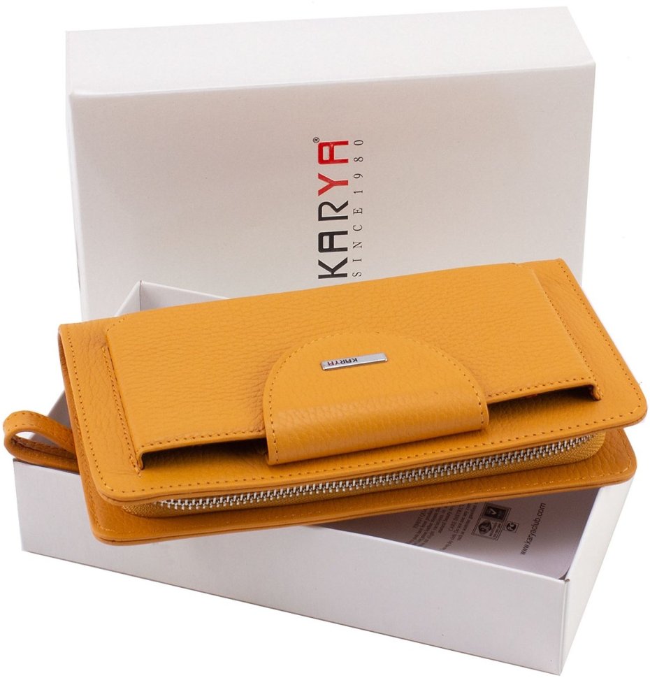 Шкіряний жіночий гаманець-клатч оранжевого кольору з кистьовим ремінцем Karya 67503