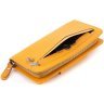 Шкіряний жіночий гаманець-клатч оранжевого кольору з кистьовим ремінцем Karya 67503 - 6