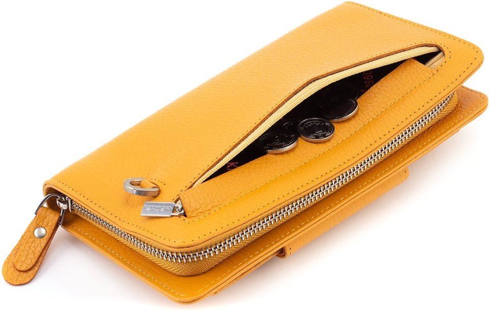 Кожаный женский кошелек-клатч оранжевого цвета с кистевым ремешком Karya 67503